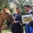 АНУ-ын батлан хамгаалахын сайд Марк Эсперэд морь бэлэглэжээ