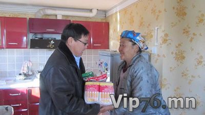 УИХ-ын гишүүн Ц.Баярсайхан уламжлал болсон гарын бэлгээ 100 ахмадад хүргүүллээ.