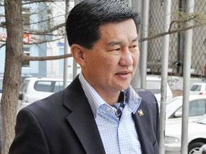 Ц.Даваасүрэн: Хуулийн бус намын өмнө бөхийдөг төрийн түшмэдийн дунд бидний амьдрал өрнөж байна