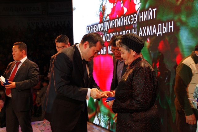 Баянзүрхийн ахмадууд баяраа тэмдэглэлээ