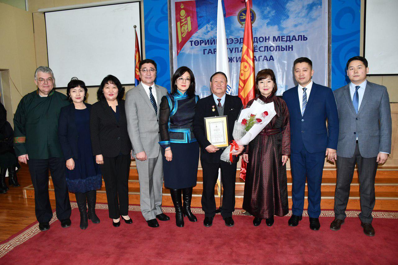 Эрүүл мэндийн салбарынханд төрийн дээд шагнал гардууллаа