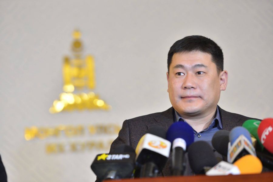 Л.Оюун-Эрдэнэ: Хоёр намд байршчихаад гурван үсэгтэй компаниас санхүүжилт авдаг улс төрчдийн бүлэглэлийг МАНАН гэдэг
