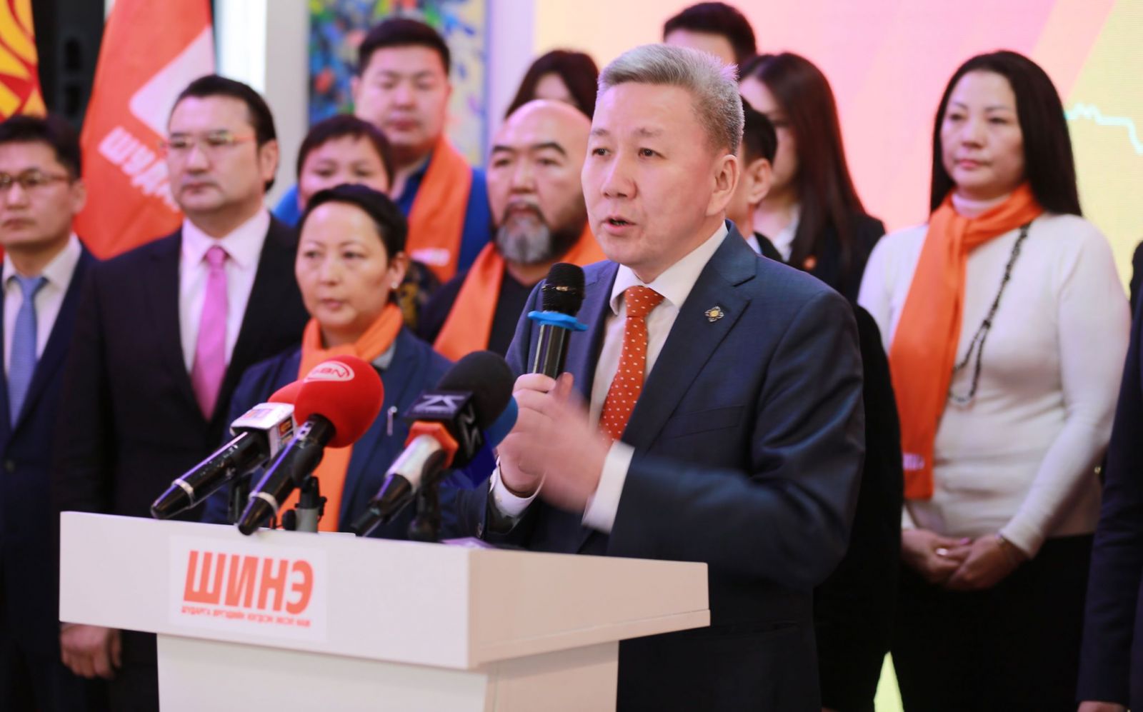 Шинэ нам өрх бүрийг тэрбумтан болгох хуулийн төсөл өргөн барьжээ