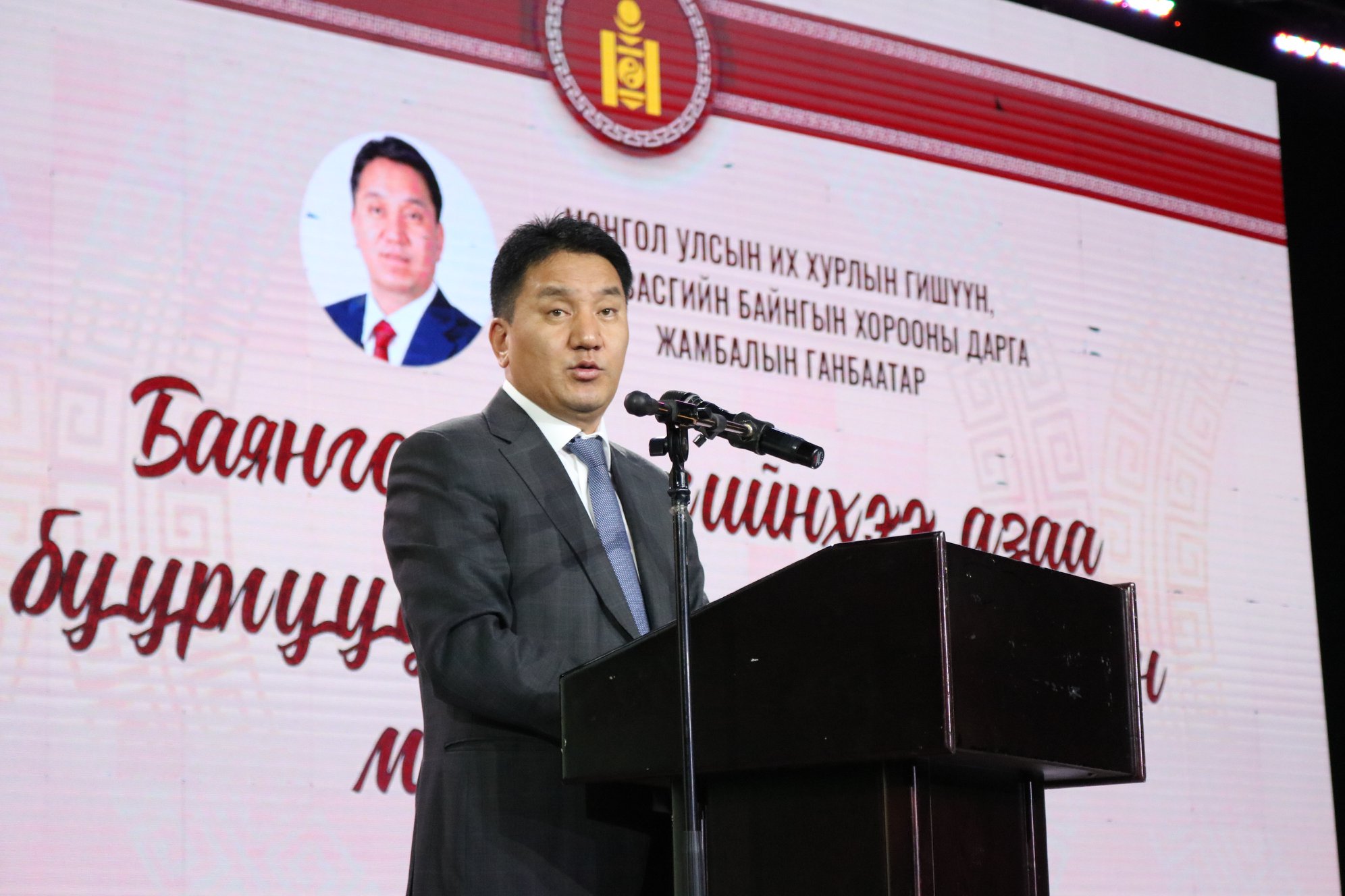 УИХ-ын гишүүн Ж.Ганбаатар Баянгол дүүргийн ахмадууддаа хүндэтгэл үзүүллээ