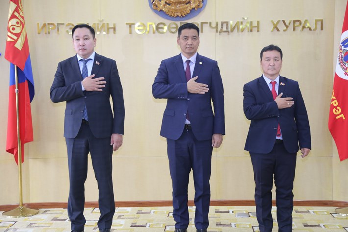 Төрийн одон медаль гардууллаа