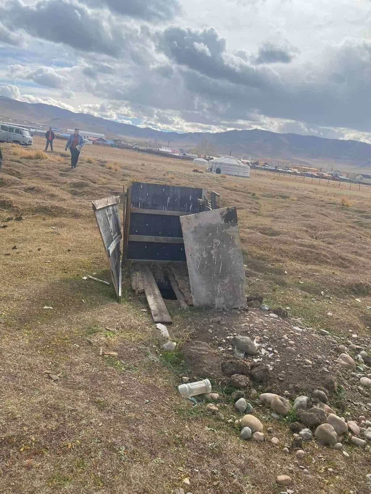 Завхан аймгийн улиастай, алдархаан сумын богд, чигэстэй гол дагуу байрлах 24 нүхэн жорлонг буулгав