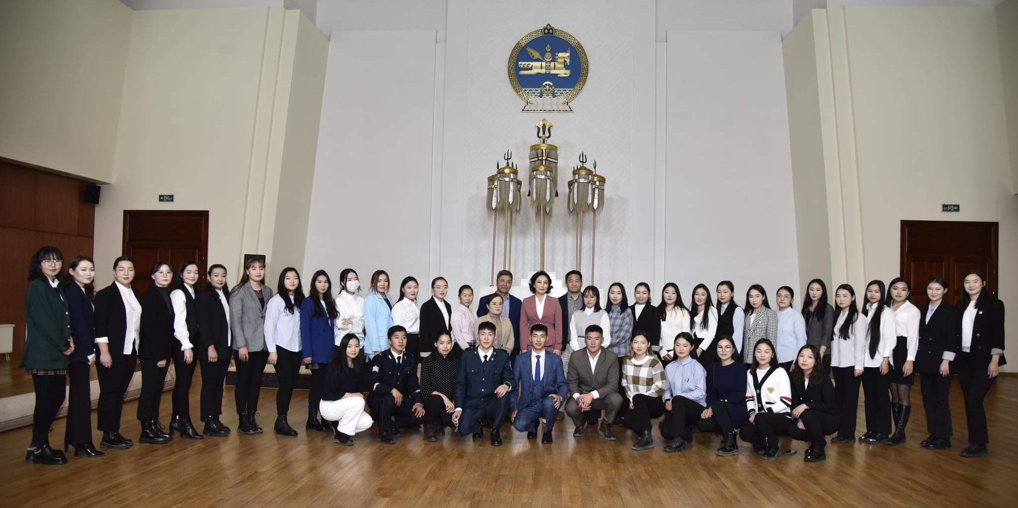 Аймаг сумынхаа хөгжлийн төлөө сэтгэлтэй 24 сумын оюутан, залуусын төлөөлөлтэй уулзлаа
