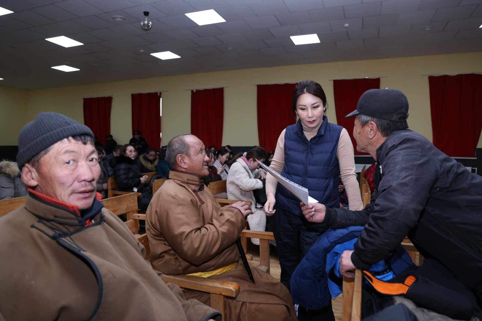 Завхан аймгийн иргэд, төрийн албан хаагчидтай уулзаж байна