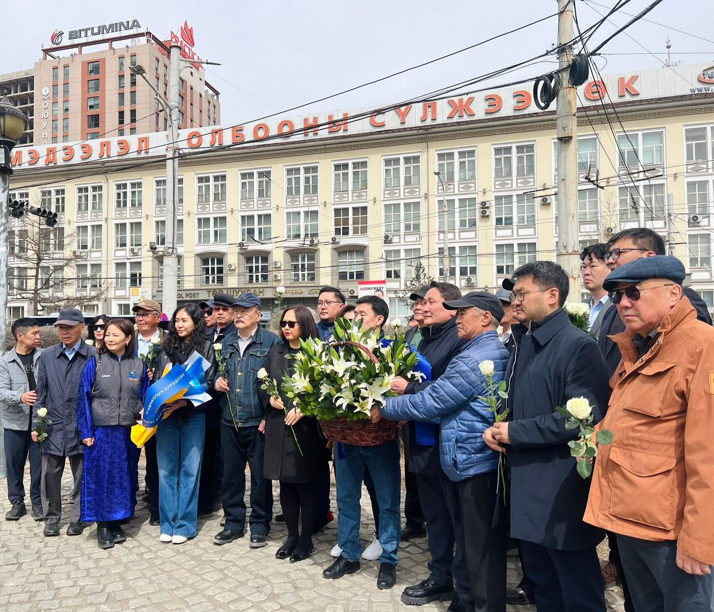 С.Зориг агсны хөшөөний өмнө эрх чөлөөний үнэ цэнэ, үзэл санааны талаар нөхөдтэйгөө хуучиллаа