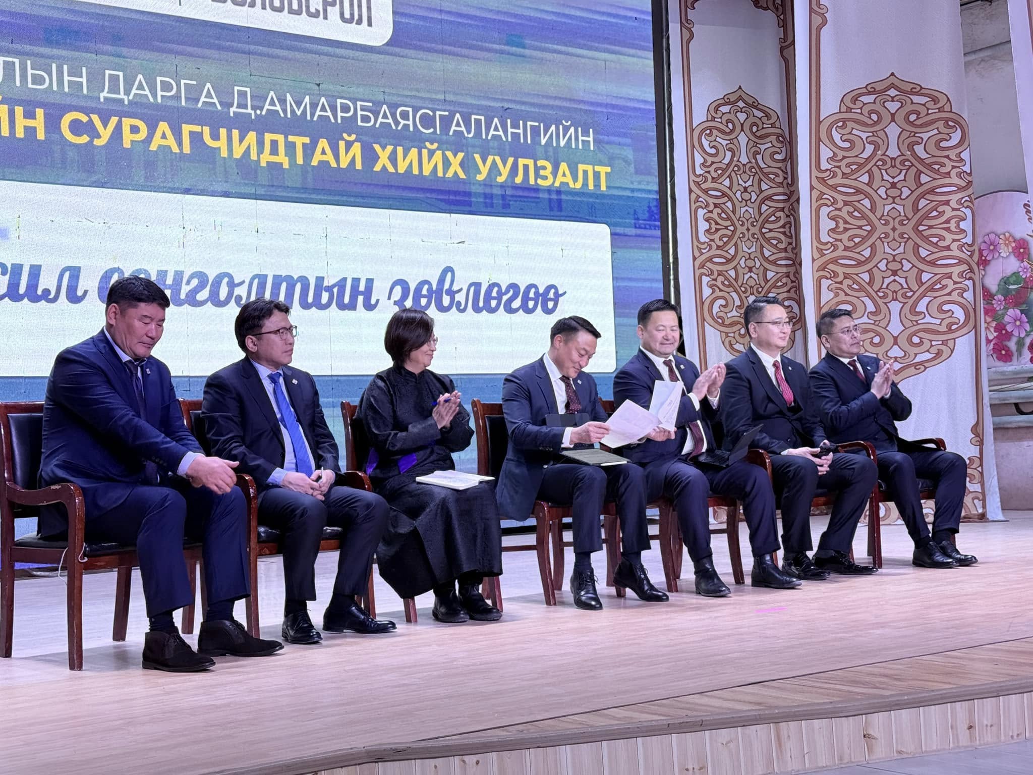 Сурагчдын санал хүсэлт, үзэл бодлыг сонсож, ярилцлаа